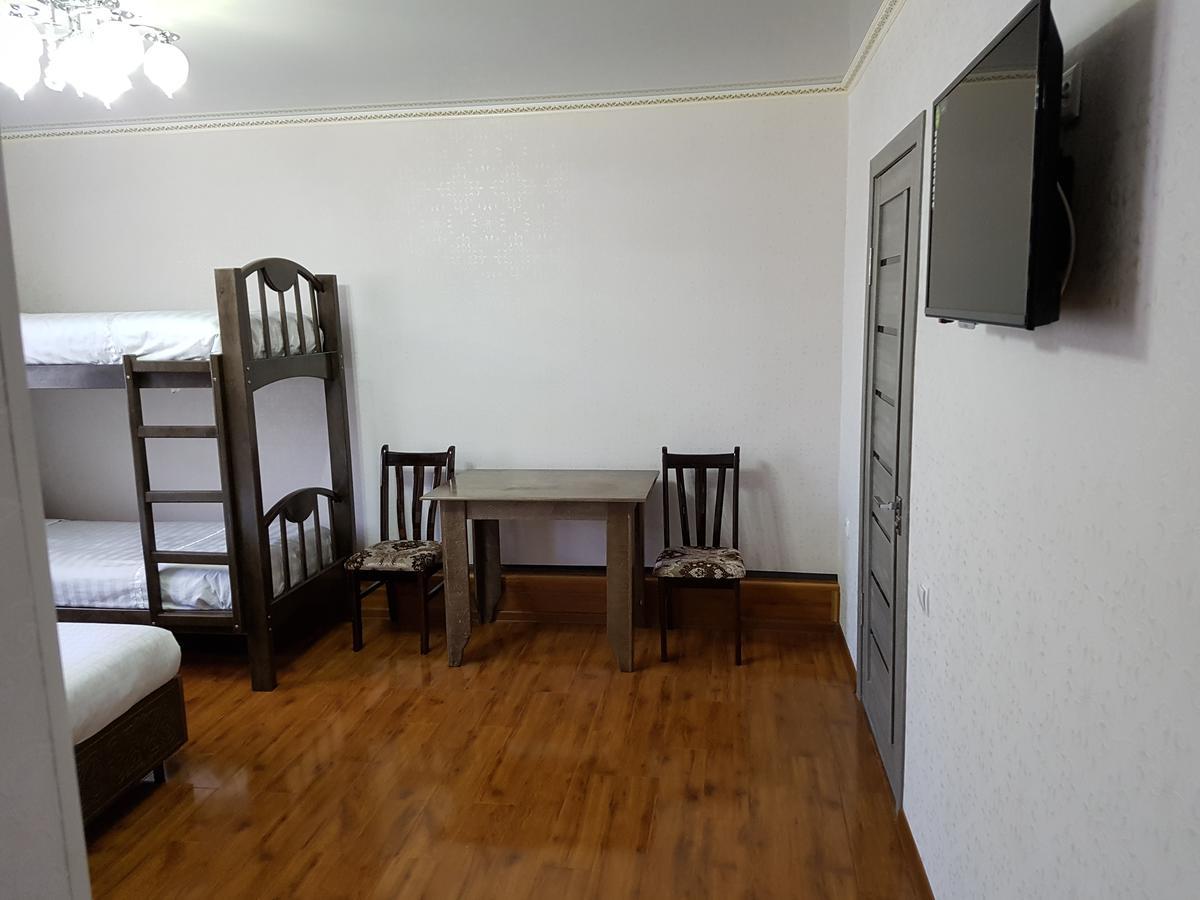 Datka Guest House Naryn Екстер'єр фото